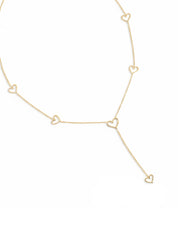 Collier cravate doré Teddi cœurs martelés - Bijou photographié sur fond blanc
