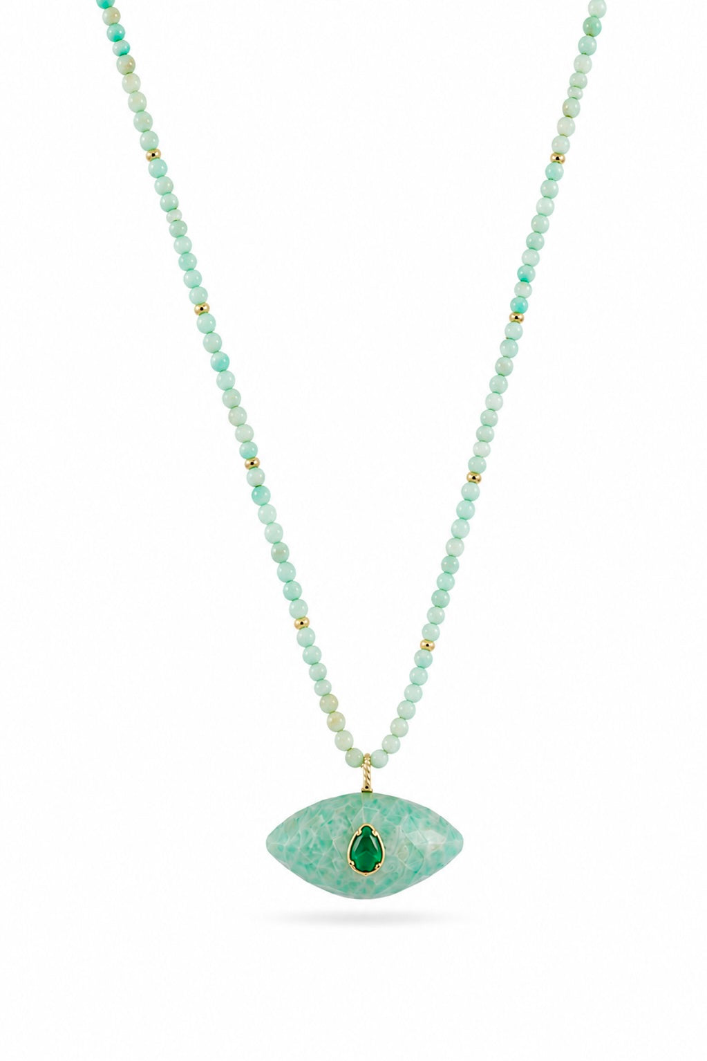 Collier sur fil doré Thelma amazonite composé de perles en amazonite avec pendentif en forme d'œil orné d'une goutte en malachite - Bijou sur fond blanc
