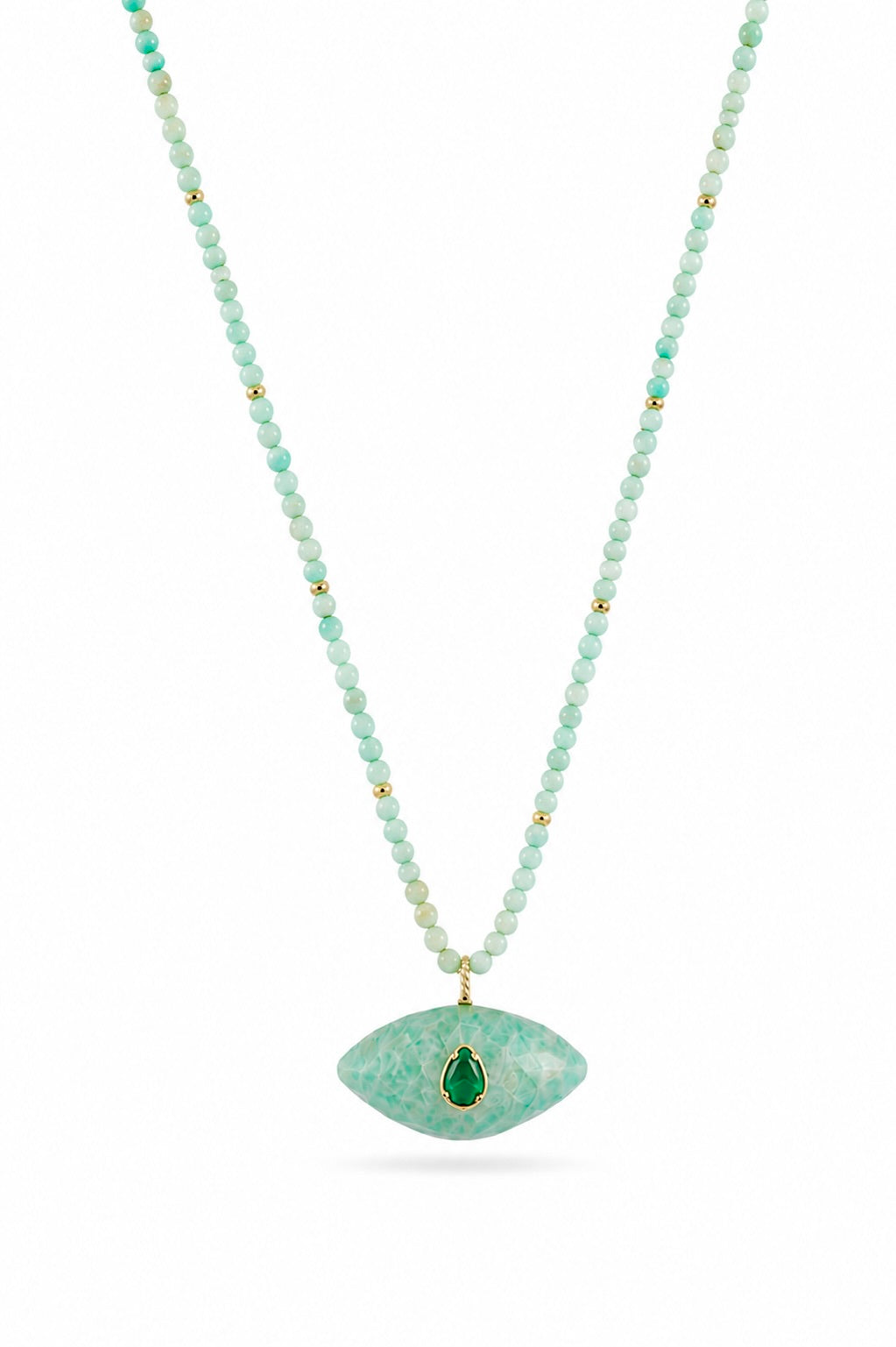 Collier sur fil doré Thelma amazonite composé de perles en amazonite avec pendentif en forme d'œil orné d'une goutte en malachite - Bijou sur fond blanc
