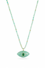 Collier sur fil doré Thelma amazonite composé de perles en amazonite avec pendentif en forme d'œil orné d'une goutte en malachite - Bijou sur fond blanc
