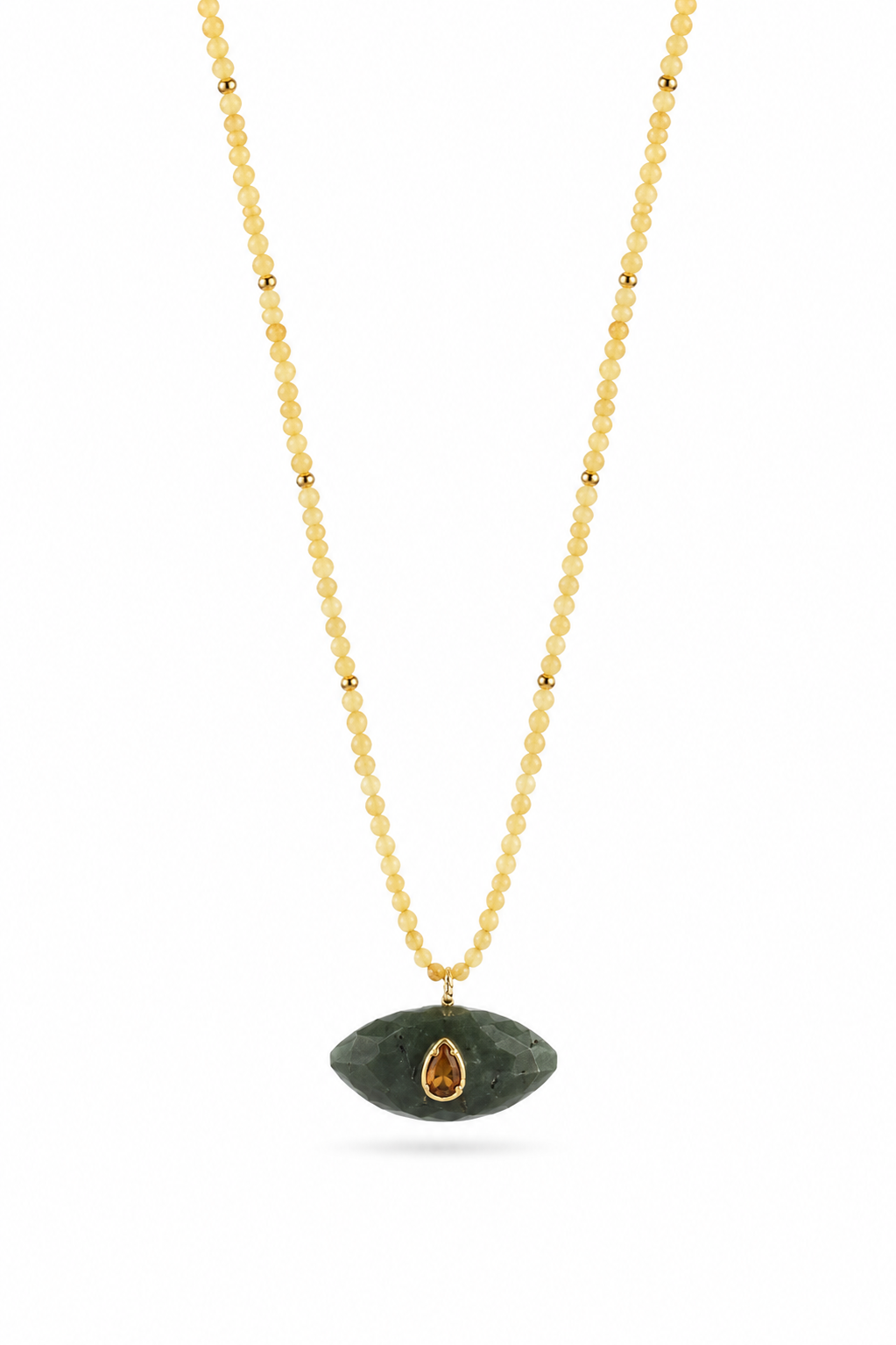 Collier sur fil doré Thelma citrine composé de perles en citrine avec pendentif en forme d'œil en labradorite orné d'une goutte en oeil de tigre - Bijou sur fond blanc