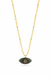 Collier sur fil doré Thelma citrine composé de perles en citrine avec pendentif en forme d'œil en labradorite orné d'une goutte en oeil de tigre - Bijou sur fond blanc