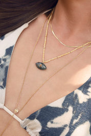 Collier sur fil doré Thelma citrine composé de perles en citrine avec pendentif en forme d'œil en labradorite orné d'une goutte en oeil de tigre - Bijou porté