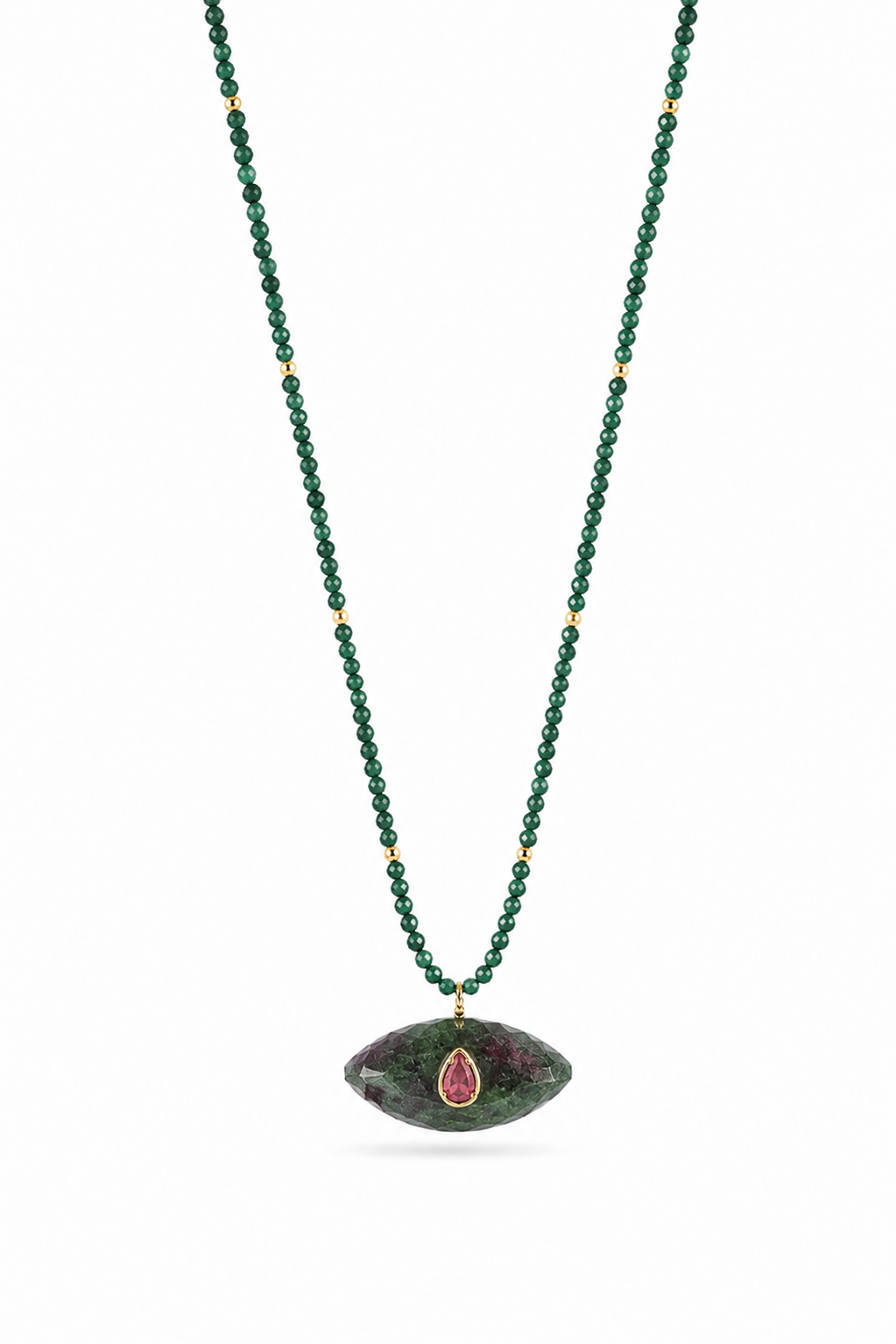 Collier sur fil doré Thelma malachite composé de perles en malachite avec pendentif en forme d'œil en rubis zoïsite orné d'une goutte en rhodonite - Bijou sur fond blanc