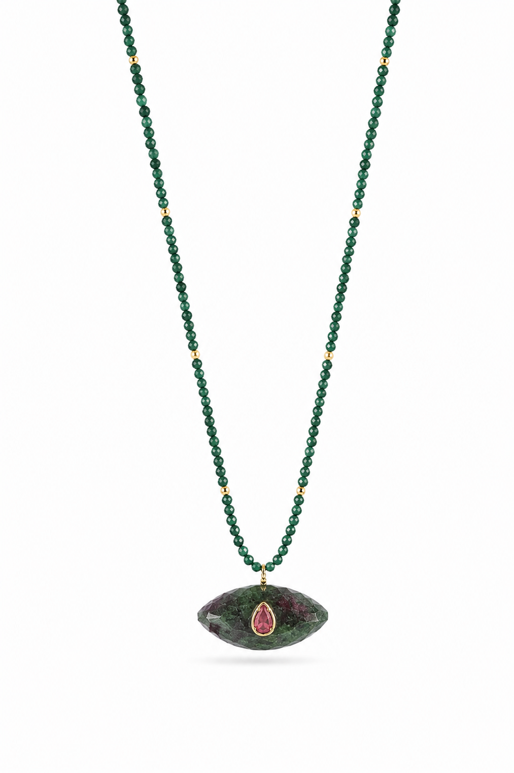 Collier sur fil doré Thelma malachite composé de perles en malachite avec pendentif en forme d'œil en rubis zoïsite orné d'une goutte en rhodonite - Bijou sur fond blanc