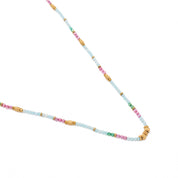Collier doré orné de pierres naturelles Wulan bleu - Bijou sur fond blanc