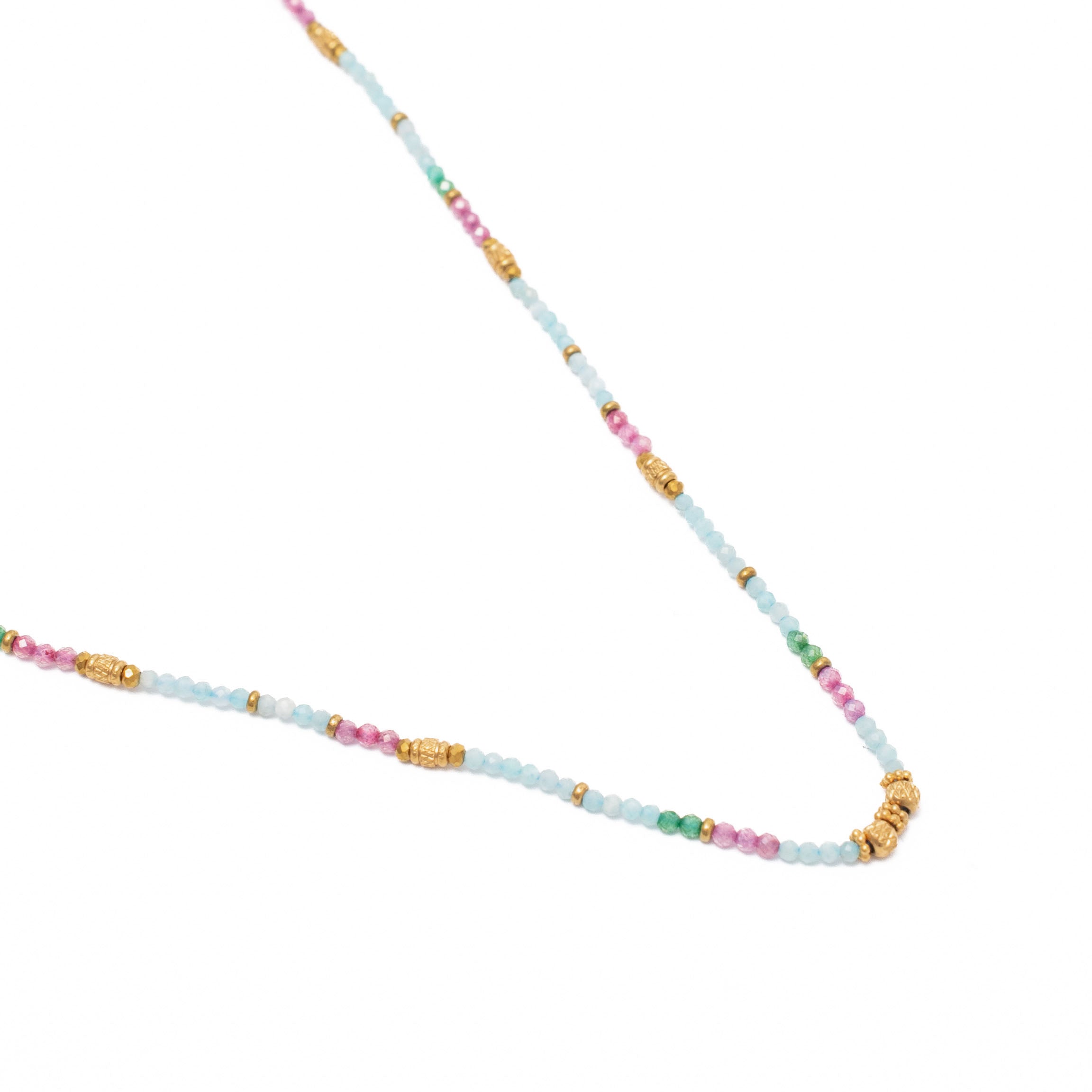Collier doré orné de pierres naturelles Wulan bleu - Bijou sur fond blanc