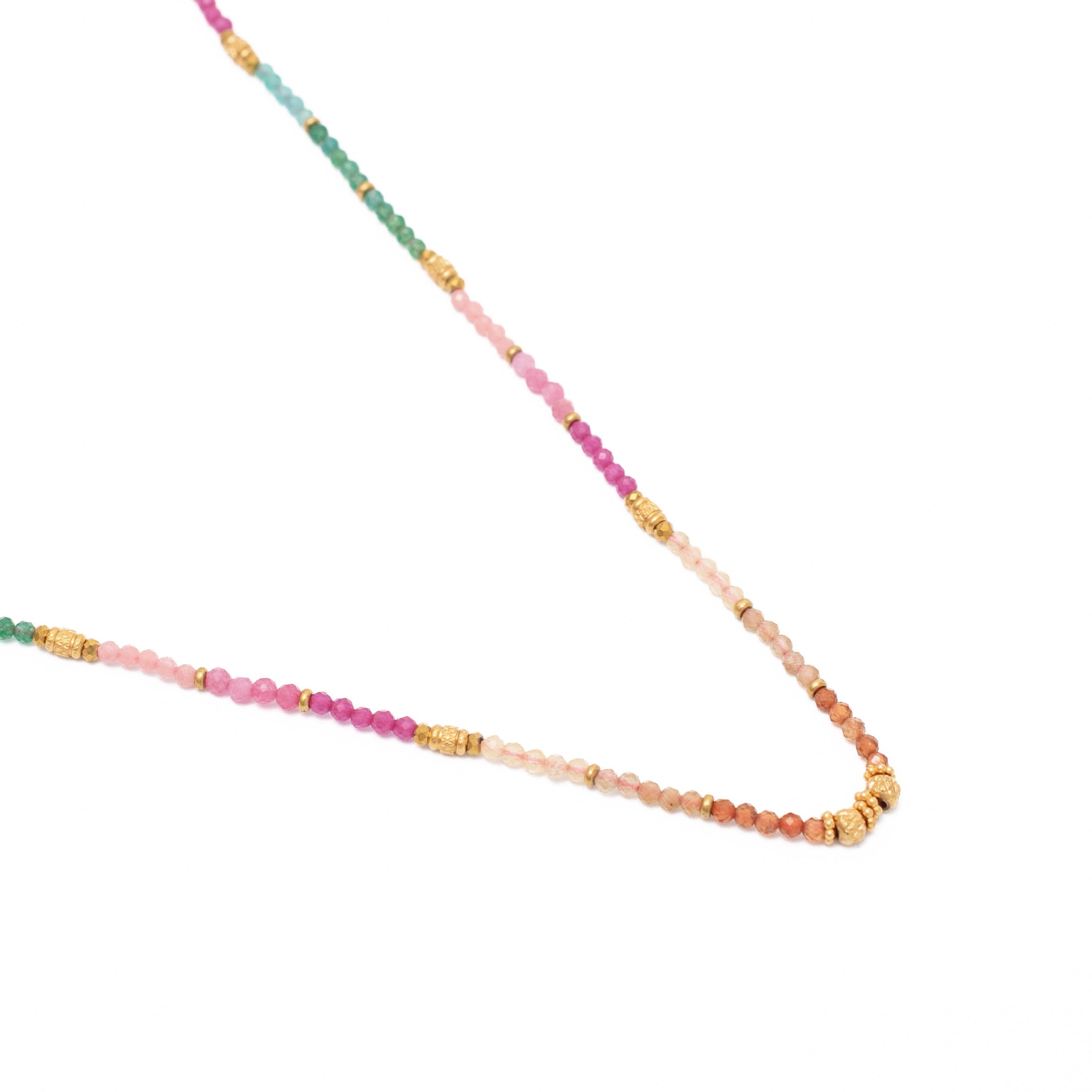 Collier doré orné de pierres naturelles Wulan rose - Bijou sur fond blanc