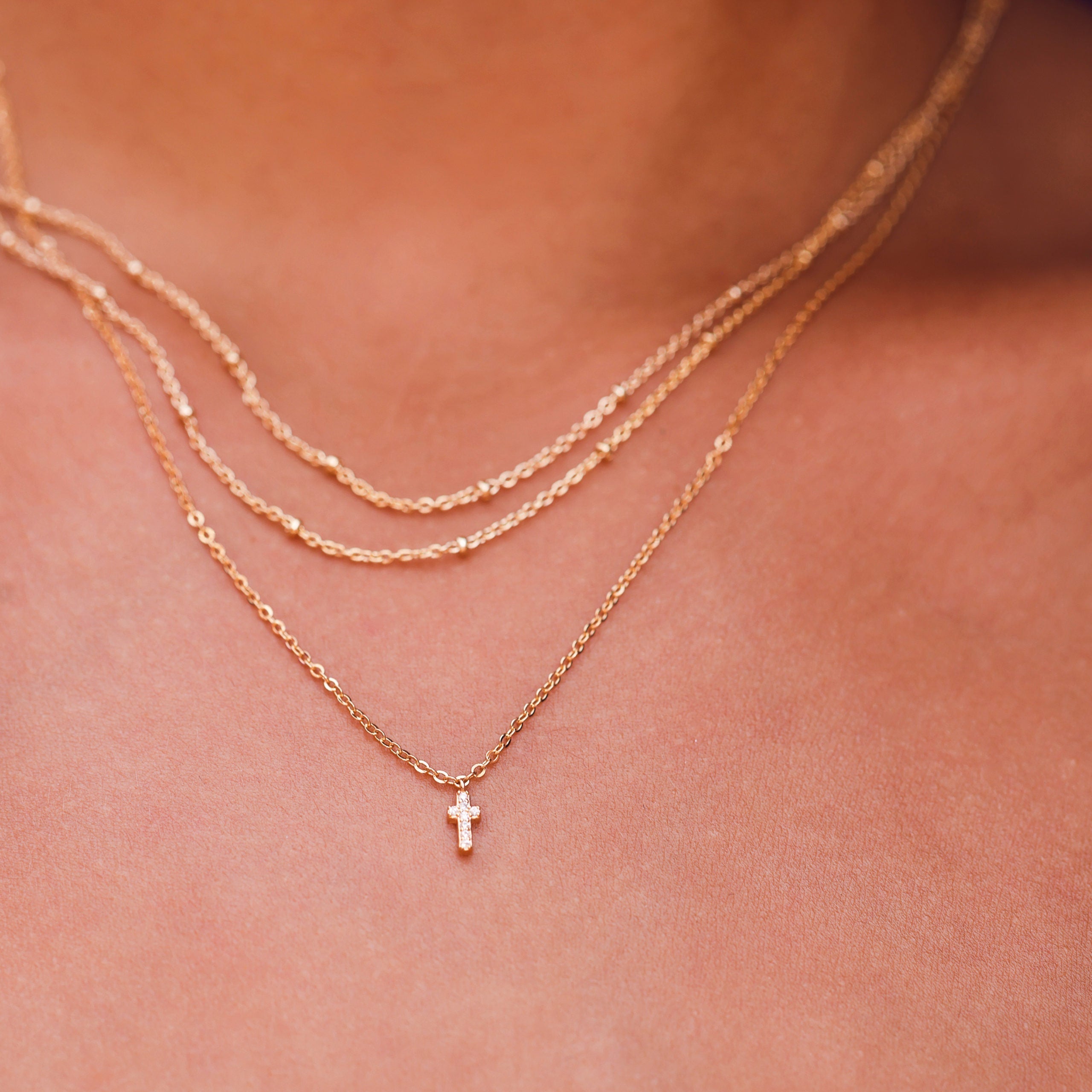  Collier doré croix zircons Xael - Bijou porté