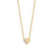 Collier doré Yoana avec pendentif cœur orné d'un zircon - Bijou photographié sur fond blanc