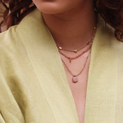 Collier doré orné de cœurs - Bijou porté