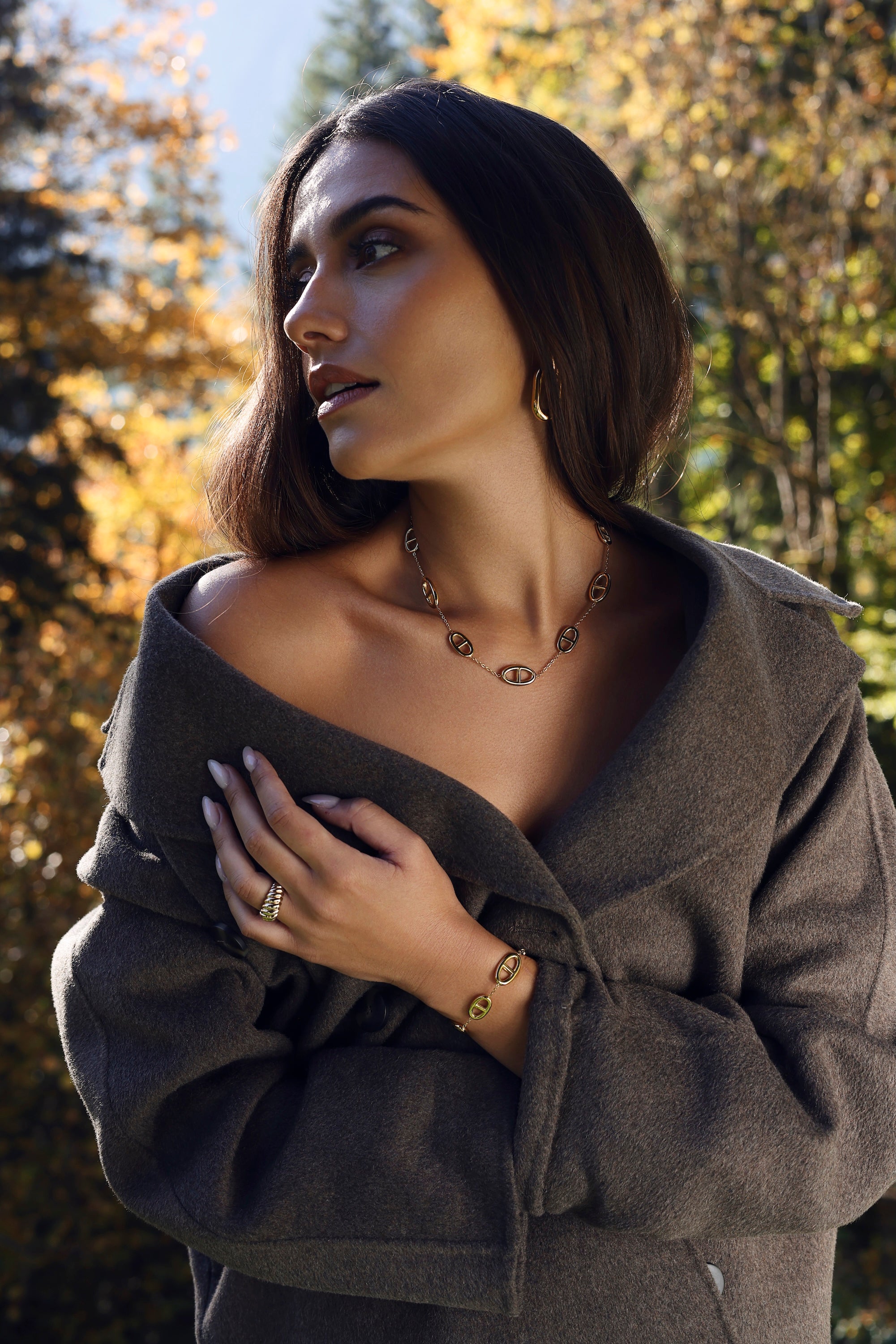  Collier doré Zaira en maille marine - Bijou porté