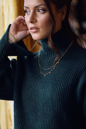 Collier double doré Martine orné de fleurs - Bijou porté
