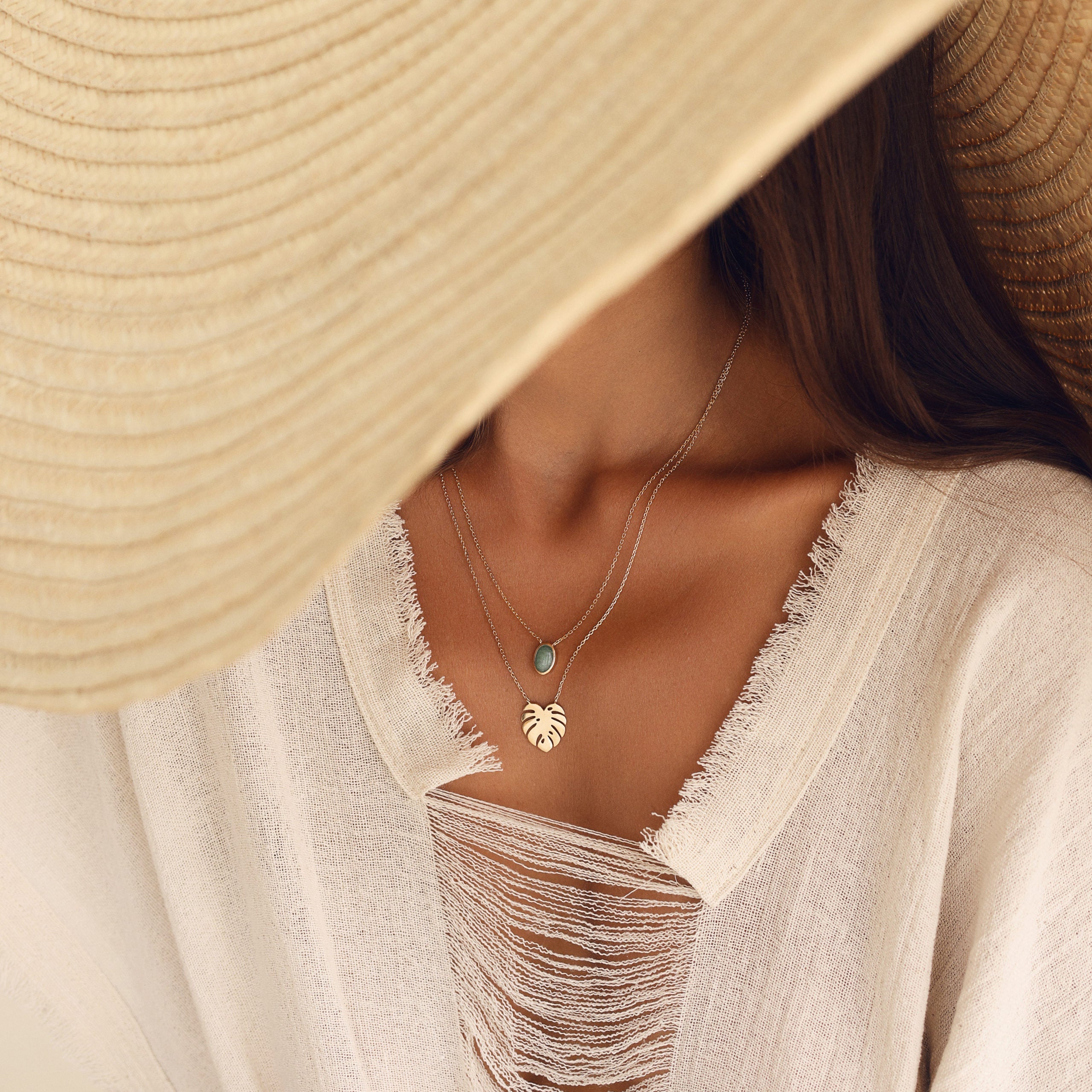 Collier double doré Yumi aventurine et feuille de monstera - Bijou porté