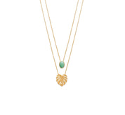 Collier double doré Yumi aventurine et feuille de monstera - Bijou photographié sur fond blanc
