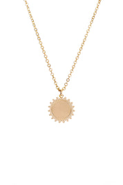 Collier personnalisable doré à graver médaille Ness M - Bijou sur fond blanc