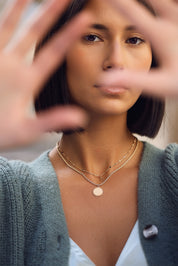 LAORA – Collier personnalisable doré initiales et charms - Bijou porté