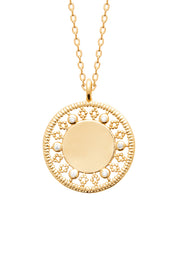 Collier personnalisable doré Rita avec médaille au contour orné de motifs délicatement ajourés et sertis de zircons - Bijou sur fond blanc