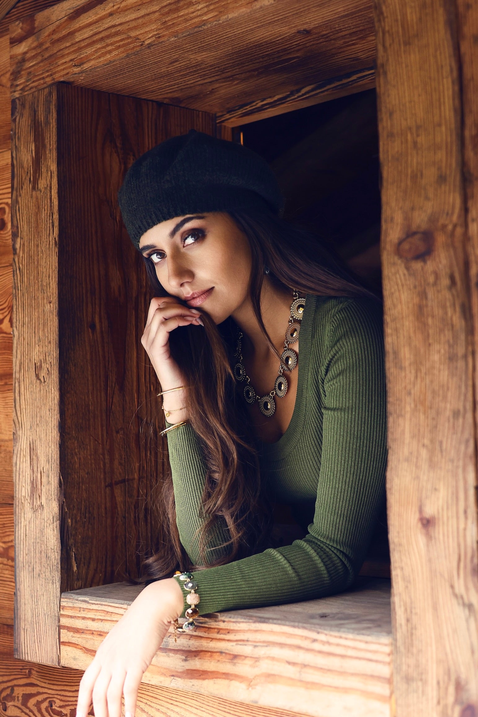 Collier statement doré Sidonie - Bijou porté