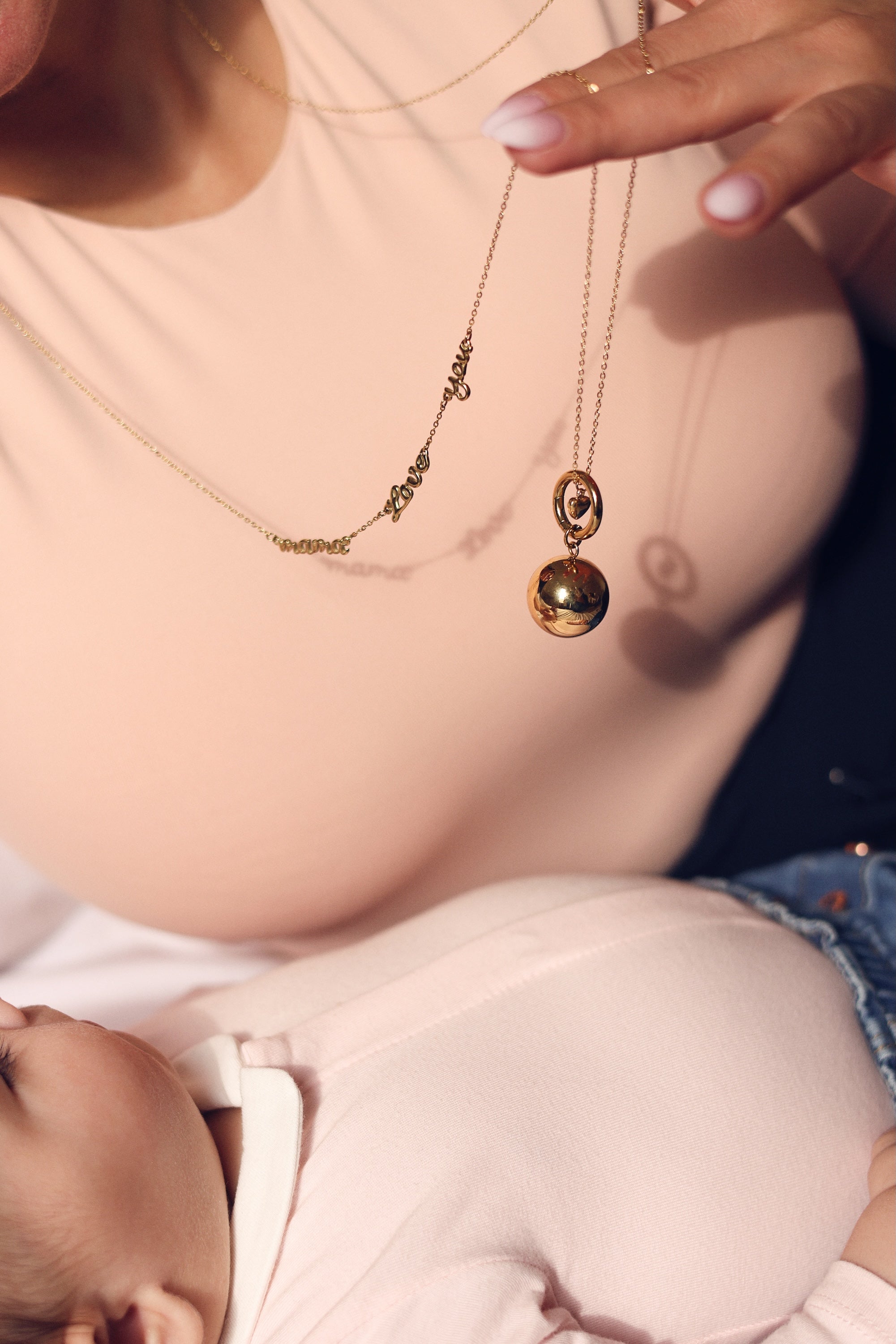 Collier sautoir doré pour femme enceinte avec écriture "mama love you" et pendentif cœur - Bijou porté