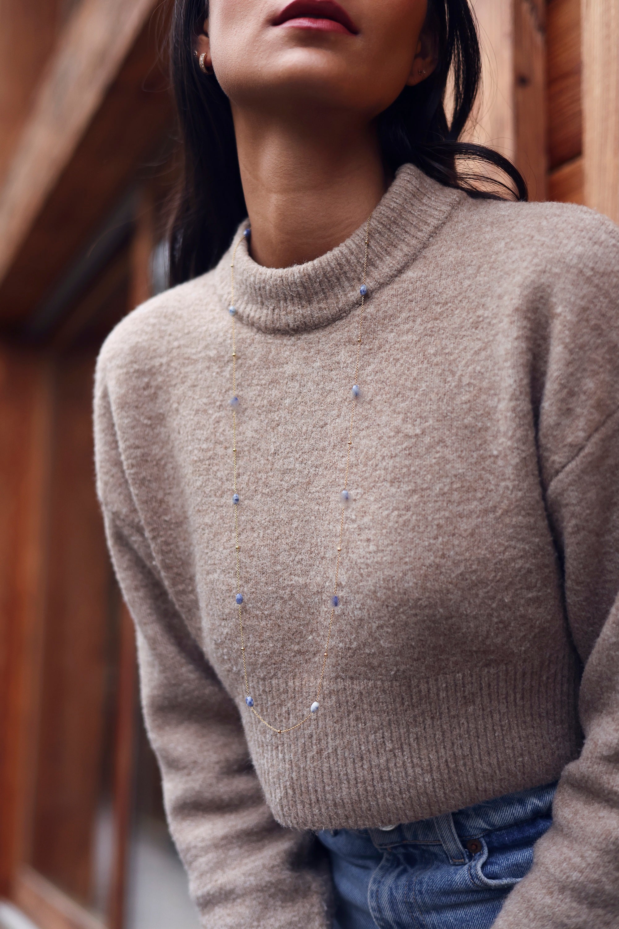 Collier sautoir doré Amilda sodalite chaîne fine orné de pierres naturelles - Bijou porté