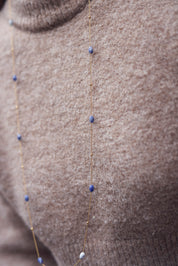 Collier sautoir doré Amilda sodalite chaîne fine orné de pierres naturelles - Bijou porté
