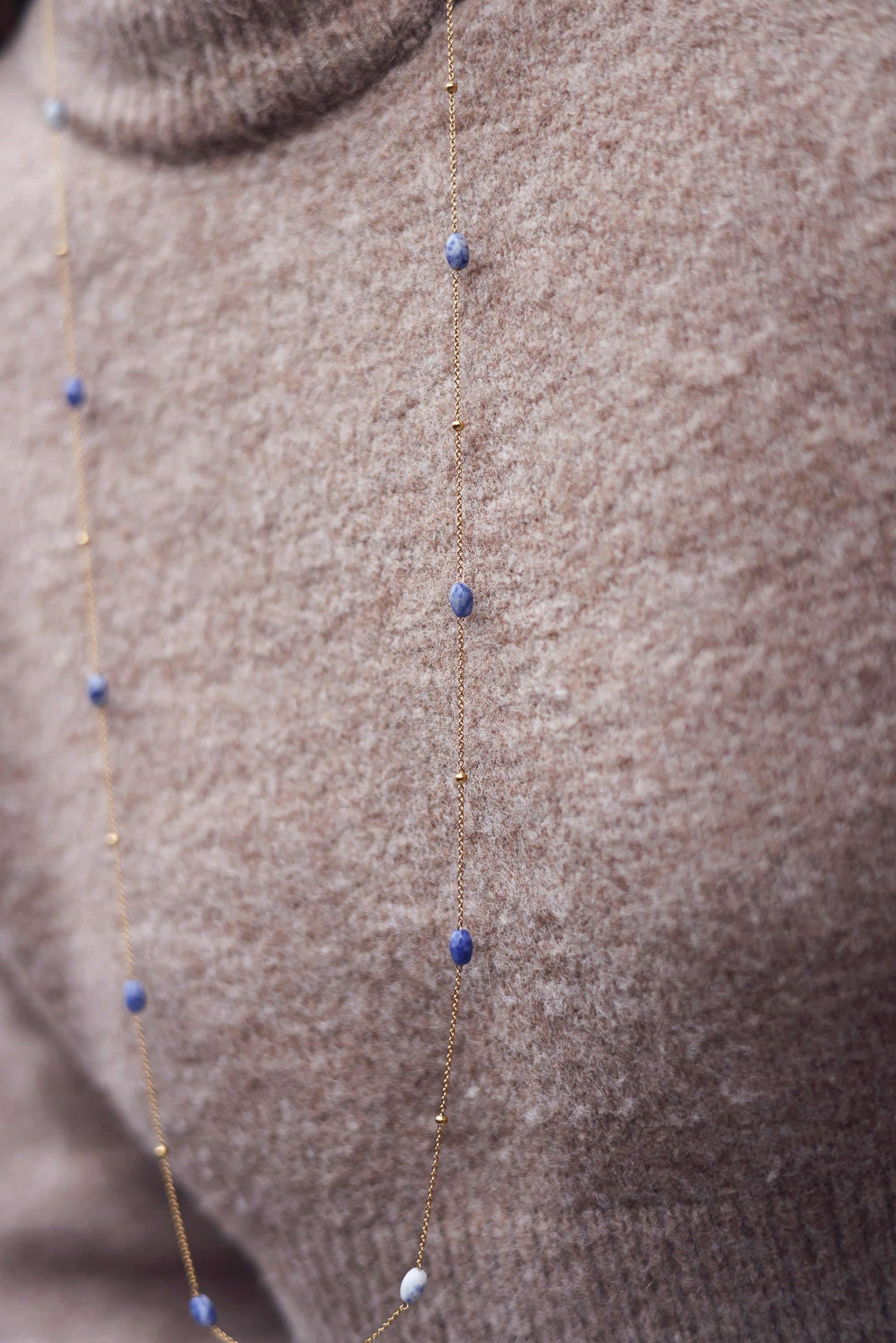 Collier sautoir doré Amilda sodalite chaîne fine orné de pierres naturelles - Bijou porté
