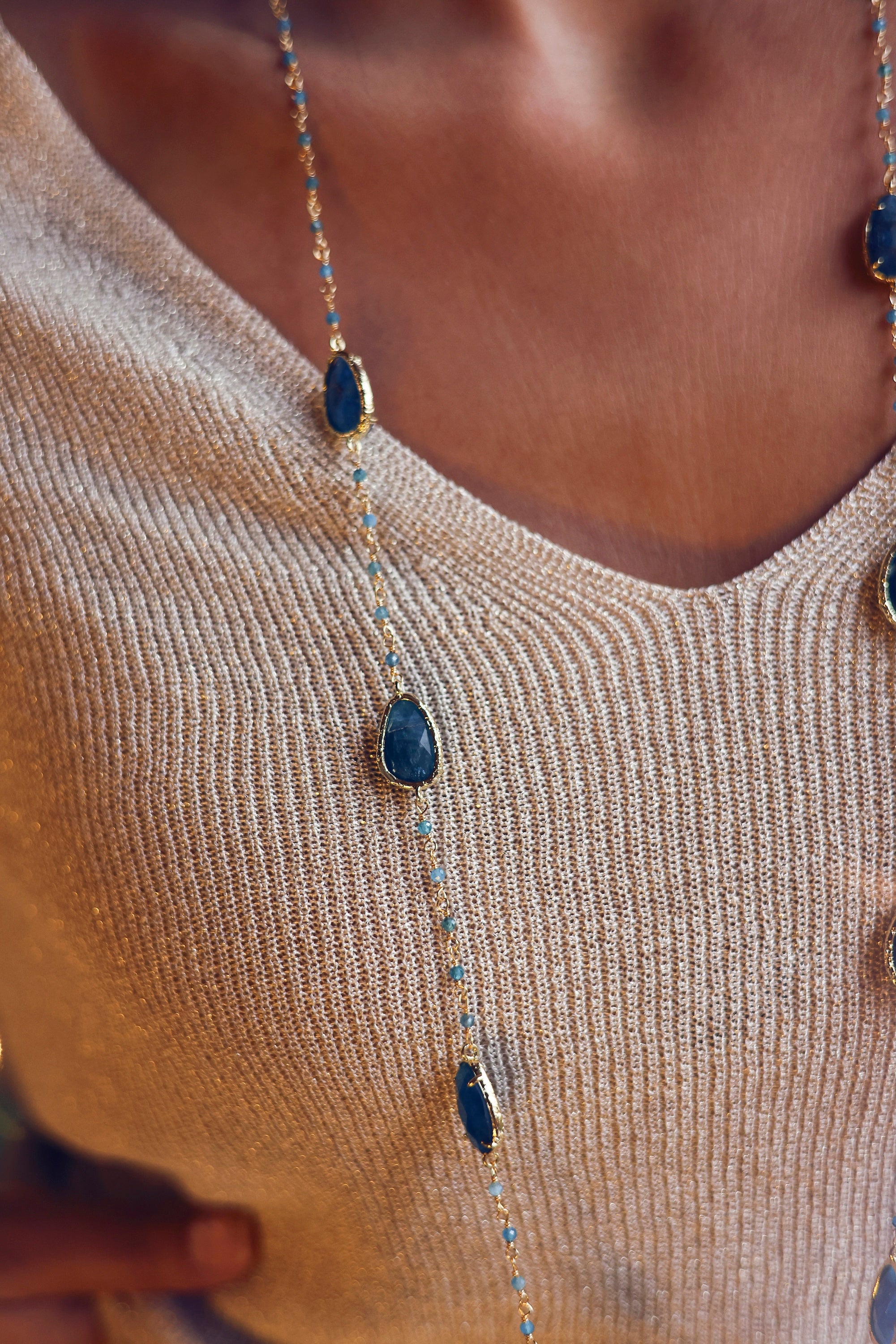 Collier sautoir doré Estelle apatite orné de pierres naturelles - Bijou porté