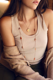 Collier sautoir doré Estelle cornaline orné de pierres naturelles - Bijou porté