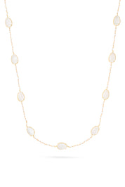 Collier sautoir Estelle quartz blanc doré orné de pierres naturelles - Bijou sur fond blanc