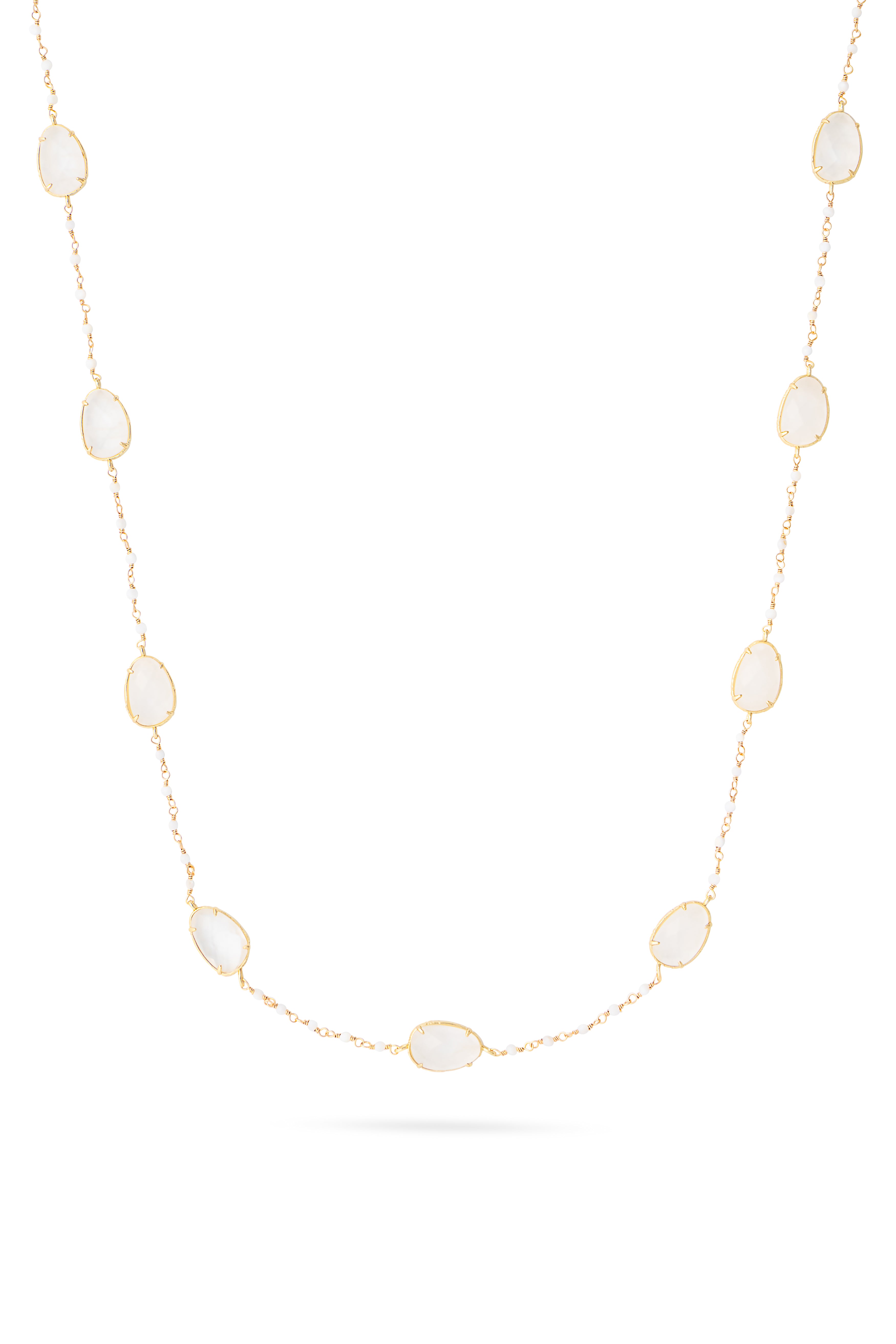 Collier sautoir Estelle quartz blanc doré orné de pierres naturelles - Bijou sur fond blanc
