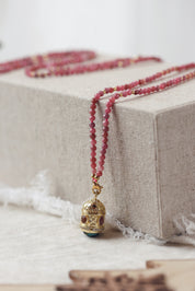 Collier sautoir doré Joe agate rose pierres naturelles et pendentif talisman - Bijou photographié dans un décor de Noël
