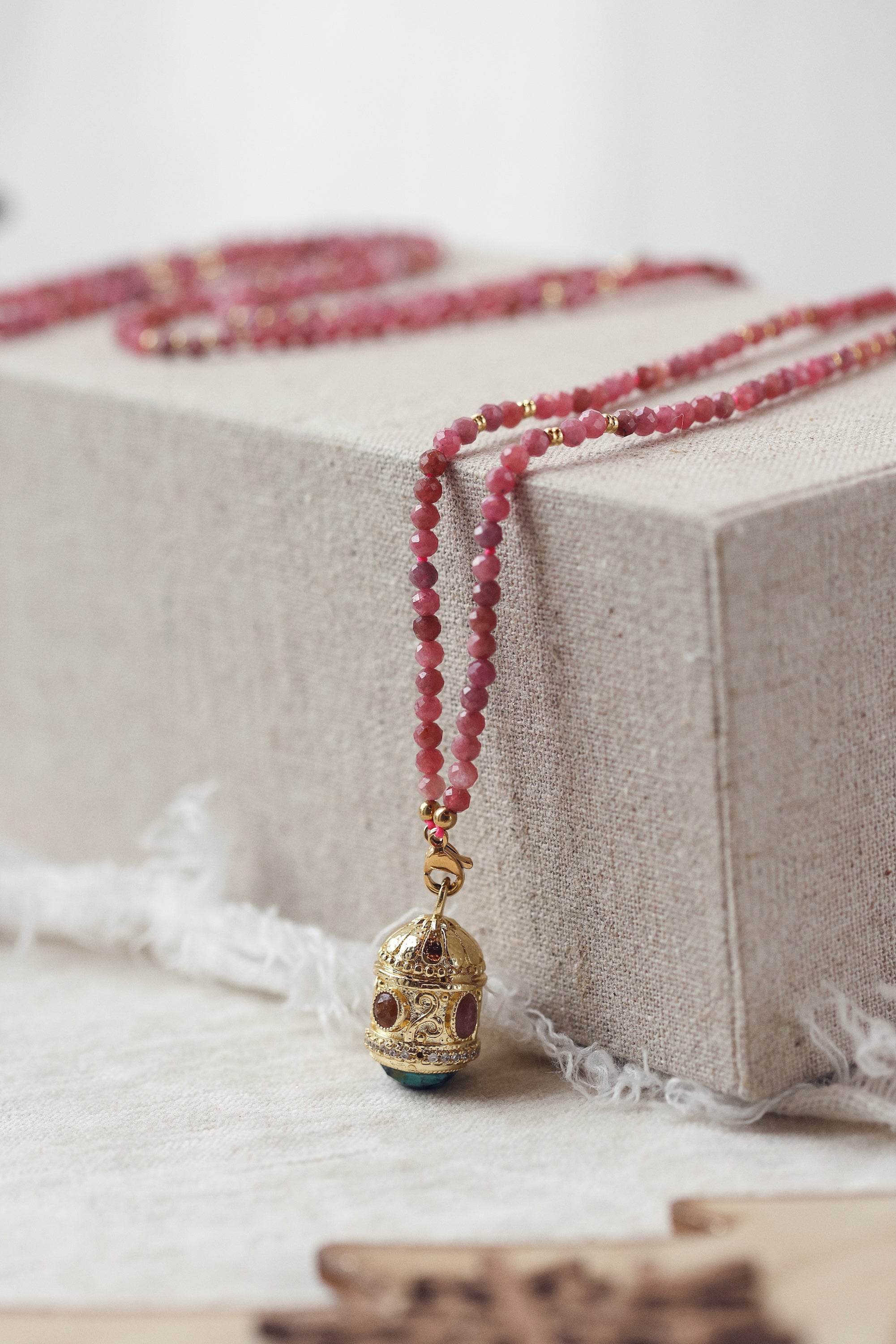 Collier sautoir doré Joe agate rose pierres naturelles et pendentif talisman - Bijou photographié dans un décor de Noël