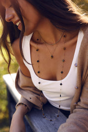 Collier sautoir doré Fergi oeil de tigre chaîne fine orné de pierres naturelles en forme de trèfle - Bijou porté