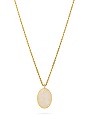 Collier sautoir Hinaya agate blanche doré à chaîne torsadée avec pendentif ovale en pierre au dos orné de motifs floraux et serti d’un zircon central - Bijou sur fond blanc