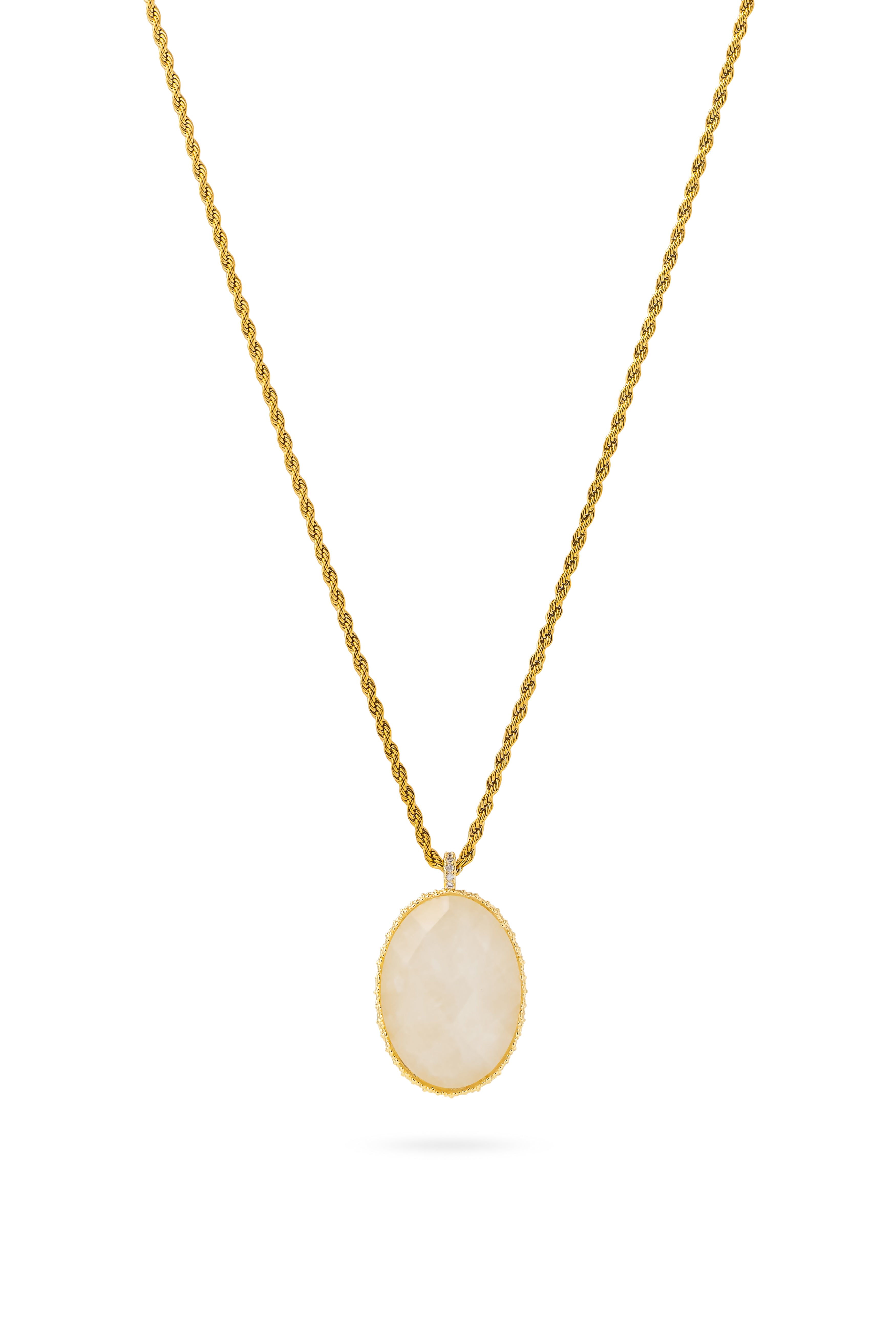 Collier sautoir Hinaya agate blanche doré à chaîne torsadée avec pendentif ovale en pierre au dos orné de motifs floraux et serti d’un zircon central - Bijou sur fond blanc