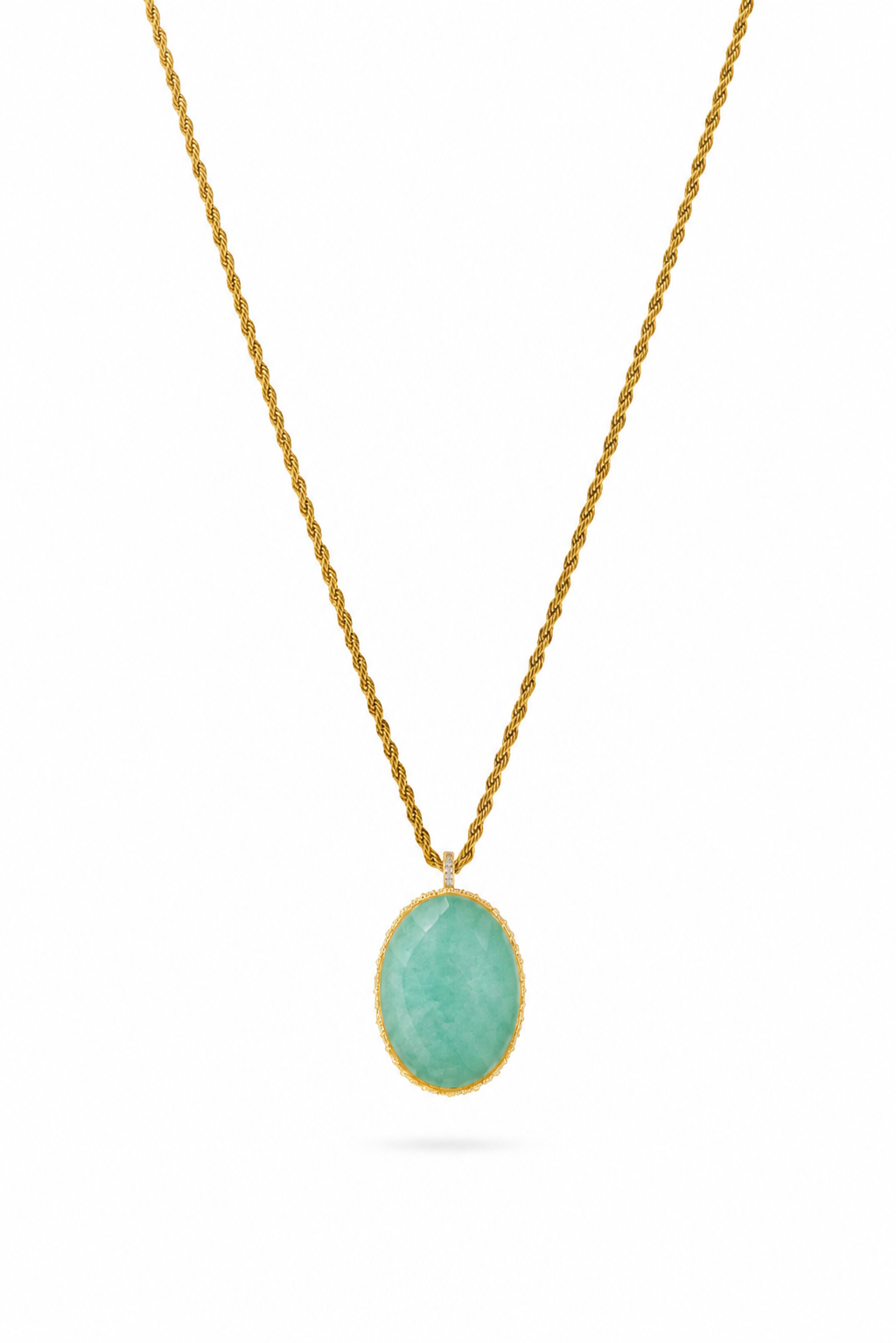Collier sautoir Hinaya amazonite doré à chaîne torsadée avec pendentif ovale en pierre au dos orné de motifs floraux et serti d’un zircon central - Bijou sur fond blanc