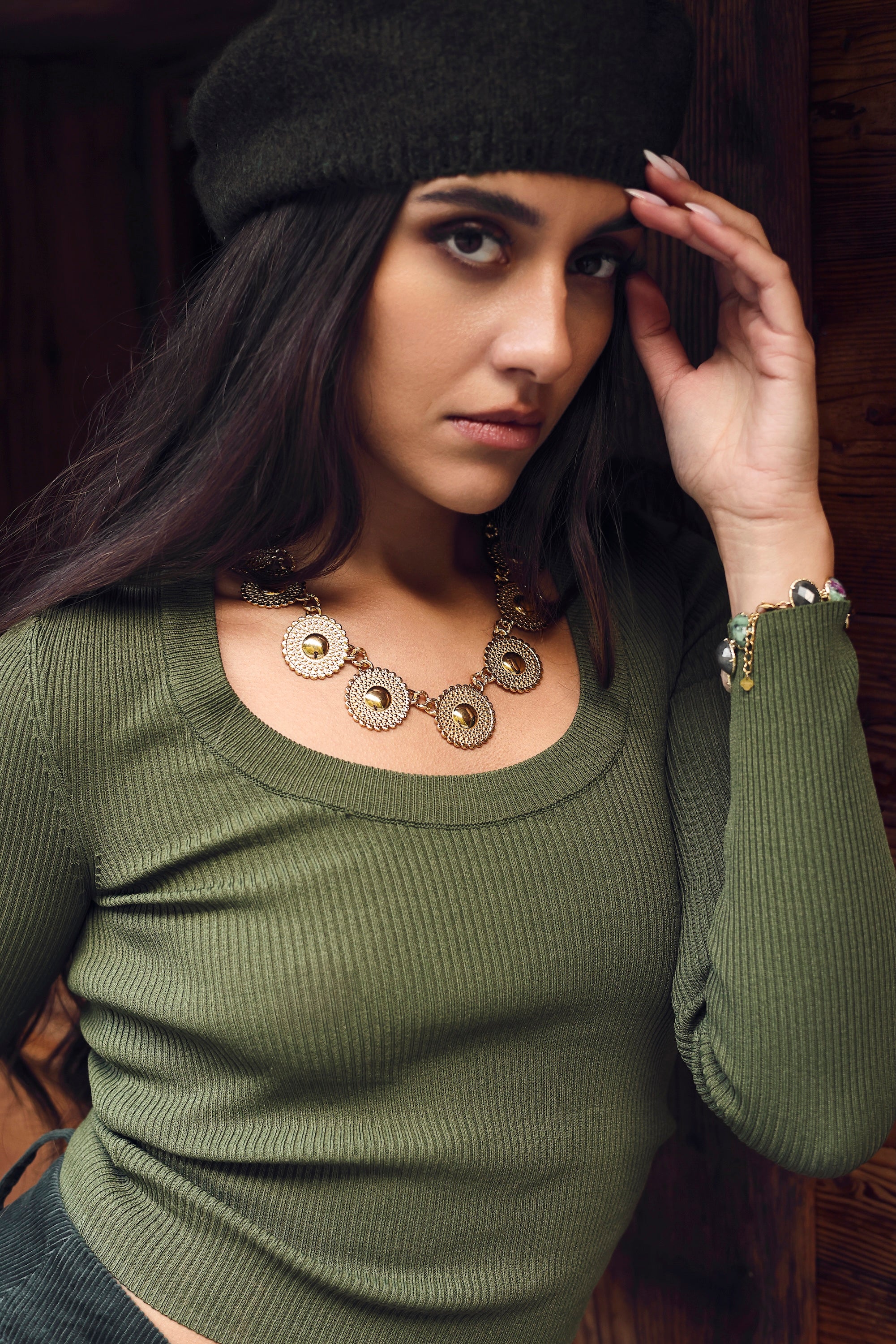 Collier statement doré Sidonie - Bijou porté