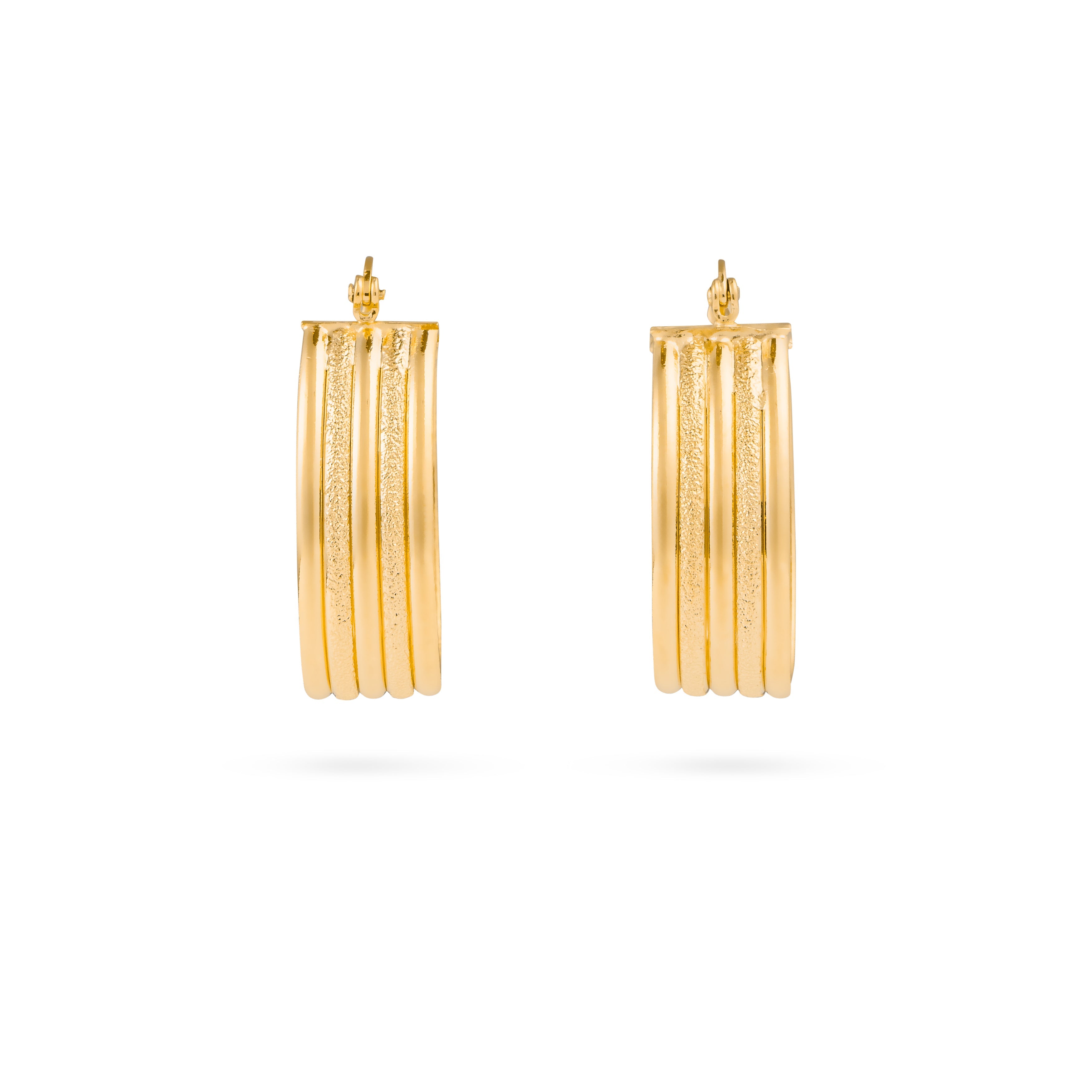 Boucles d'oreilles créoles dorées Amal en gold filled - Bijou photographié sur fond blanc
