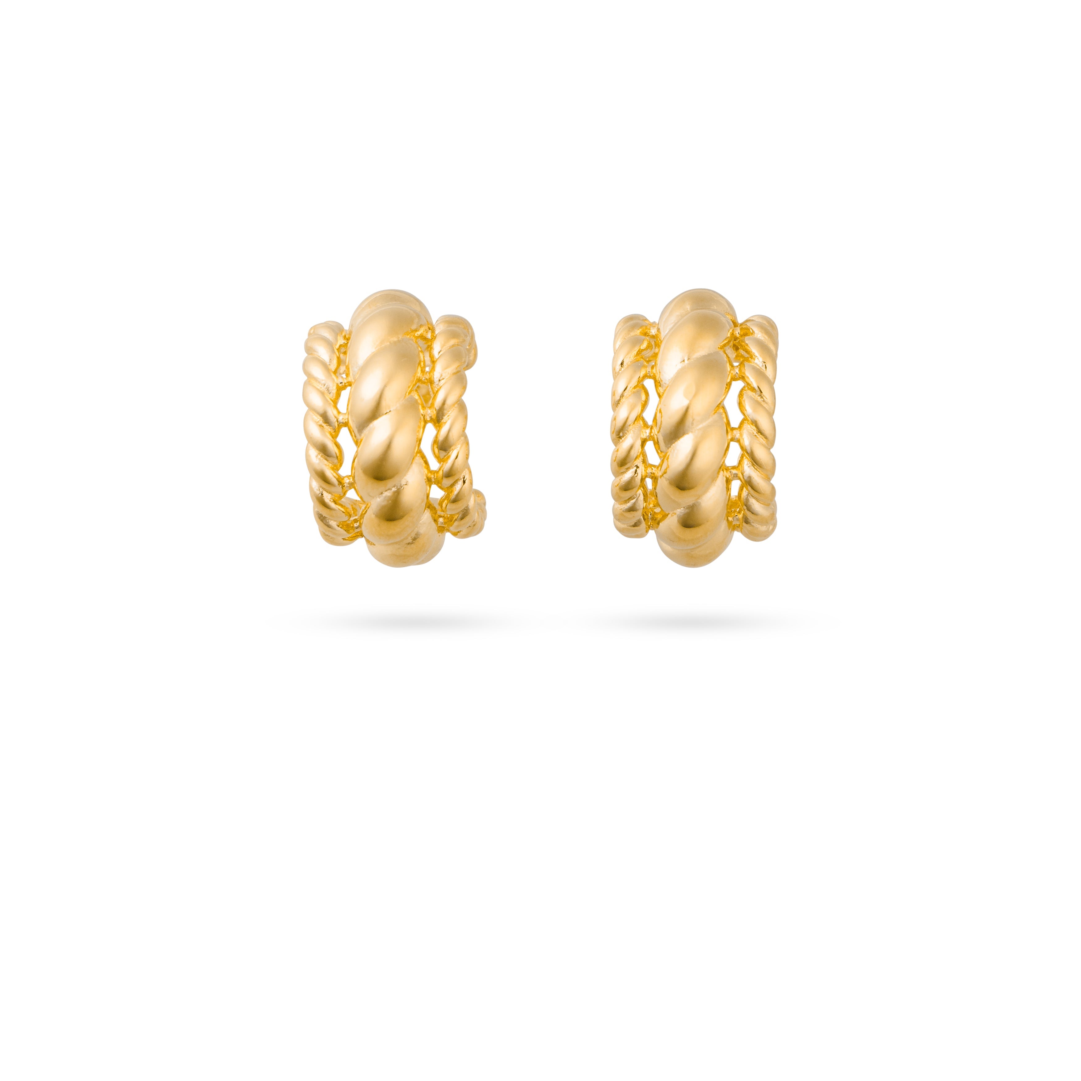 Boucles d'oreilles créoles dorées Dalal - Bijou photographié sur fond blanc