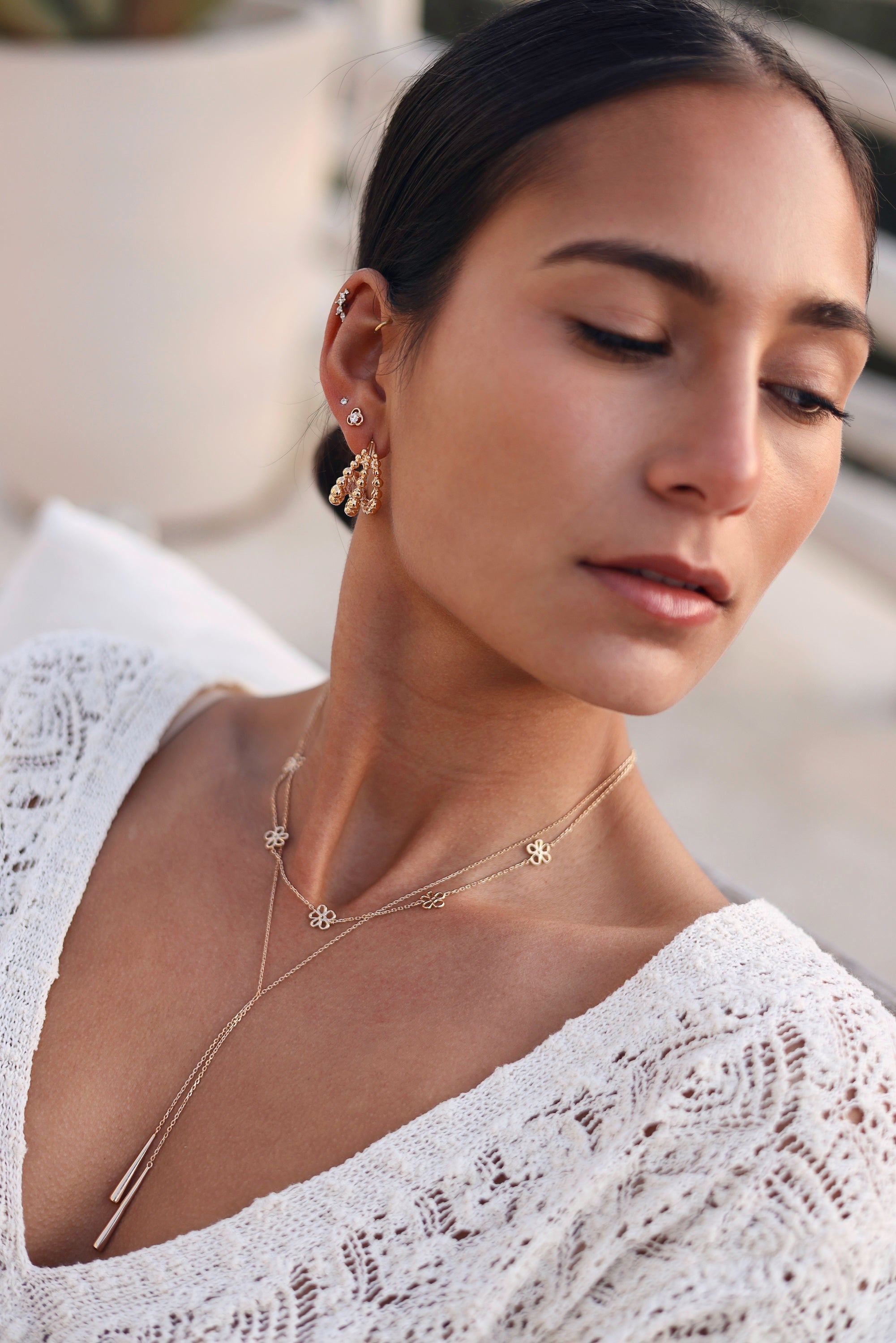 Boucles d'oreilles créoles dorées Eman en gold filled - Bijou porté