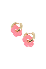 Créoles dorées Louna corail avec fleur en acétate - Bijou photographié sur fond blanc