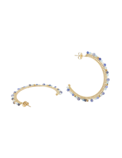 Boucles d'oreilles créoles dorées Nessy sodalite ornées de pierres naturelles - Bijou sur fond blanc