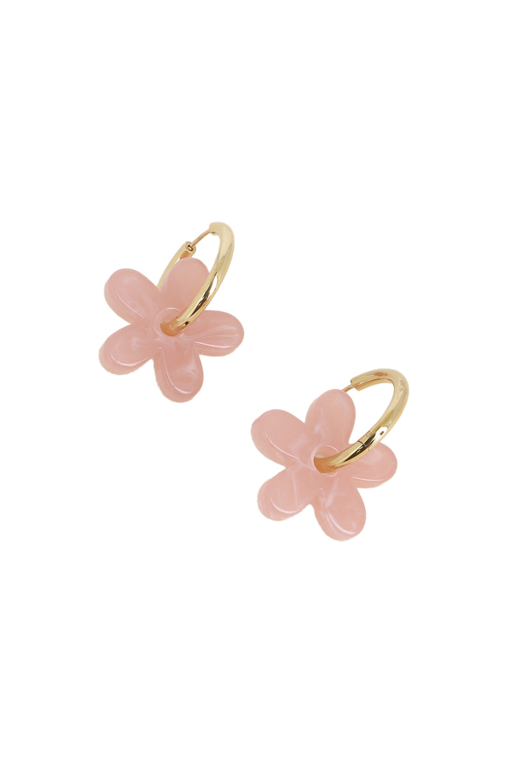Créoles dorées Shauna rose avec fleur en acétate rose - Bijou photographié sur fond blanc