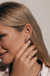 Boucles d'oreilles créoles en argent Koana - Bijou porté