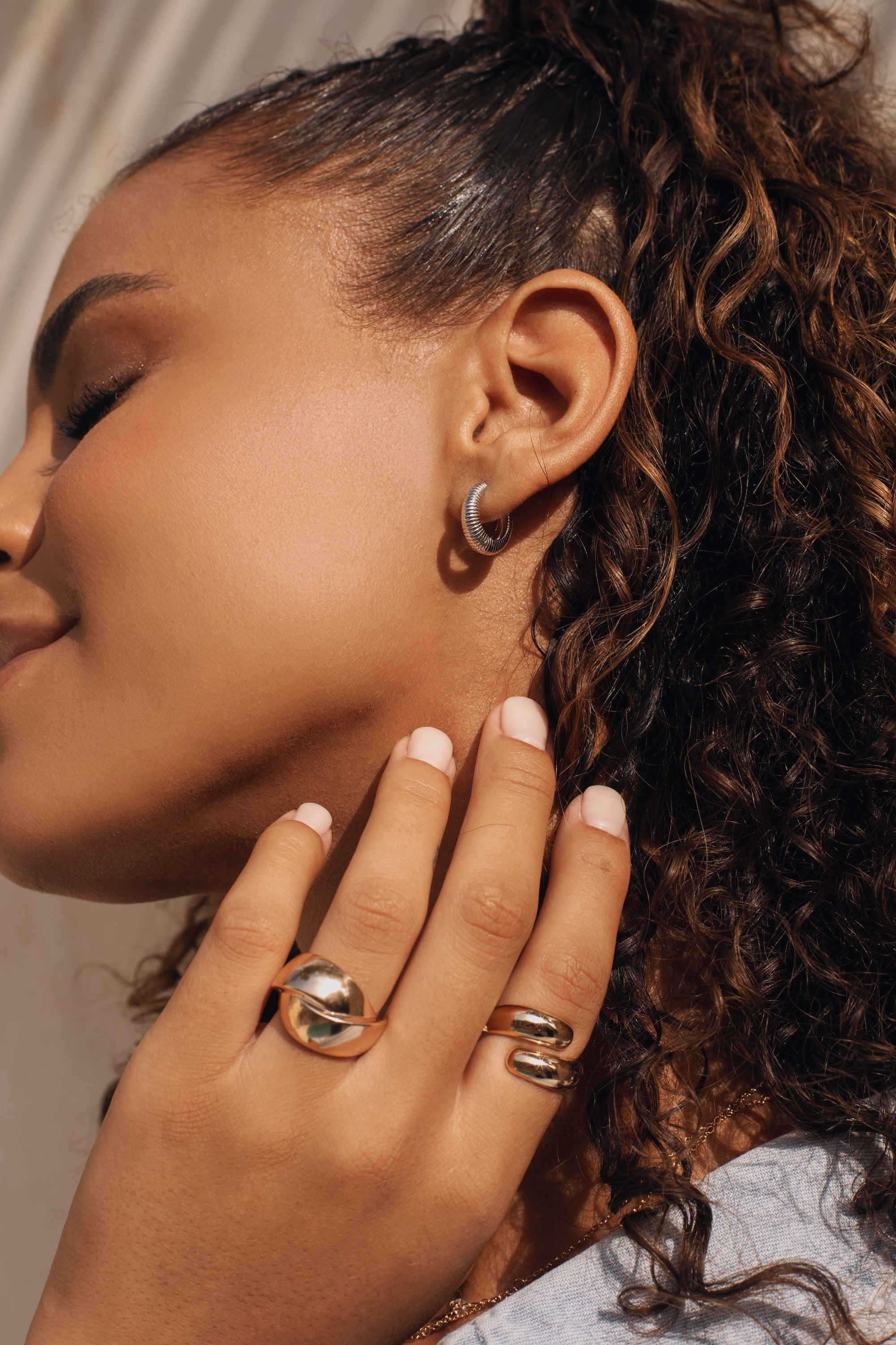 Boucles d'oreilles créoles en argent Koana - Bijou porté