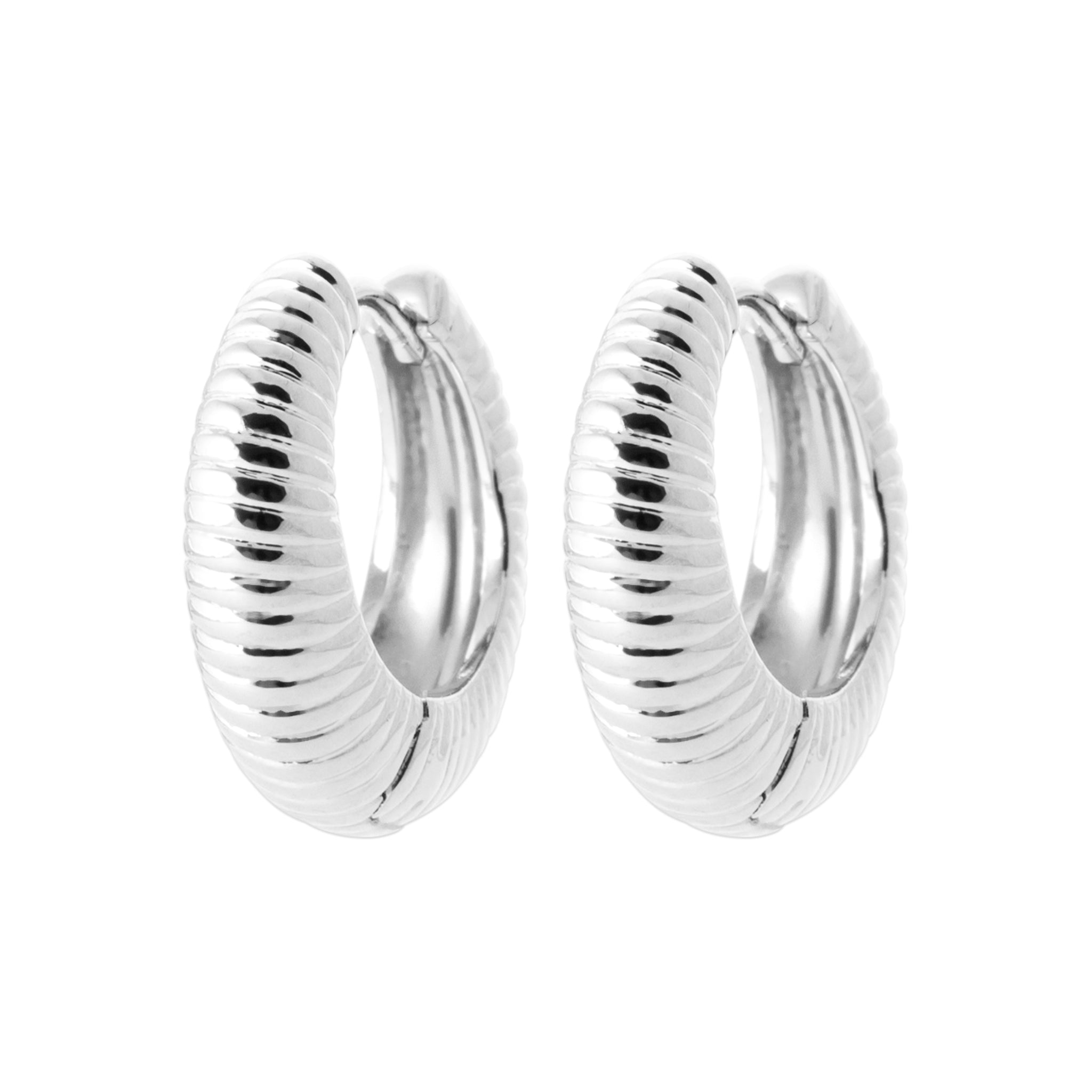 Boucles d'oreilles créoles en argent Koana - Bijou photographié sur fond blanc