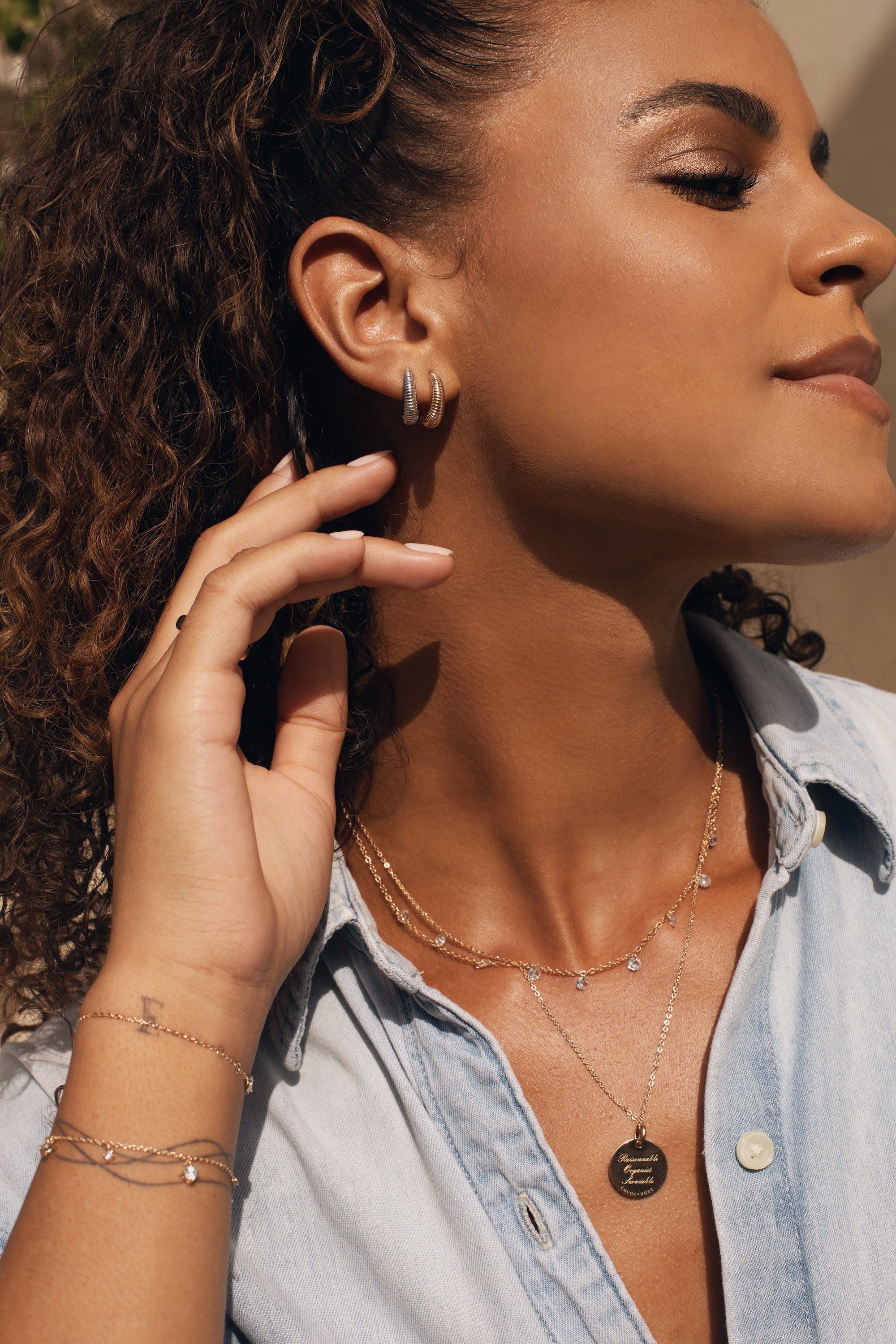 Boucles d'oreilles créoles en argent Koana - Bijou porté