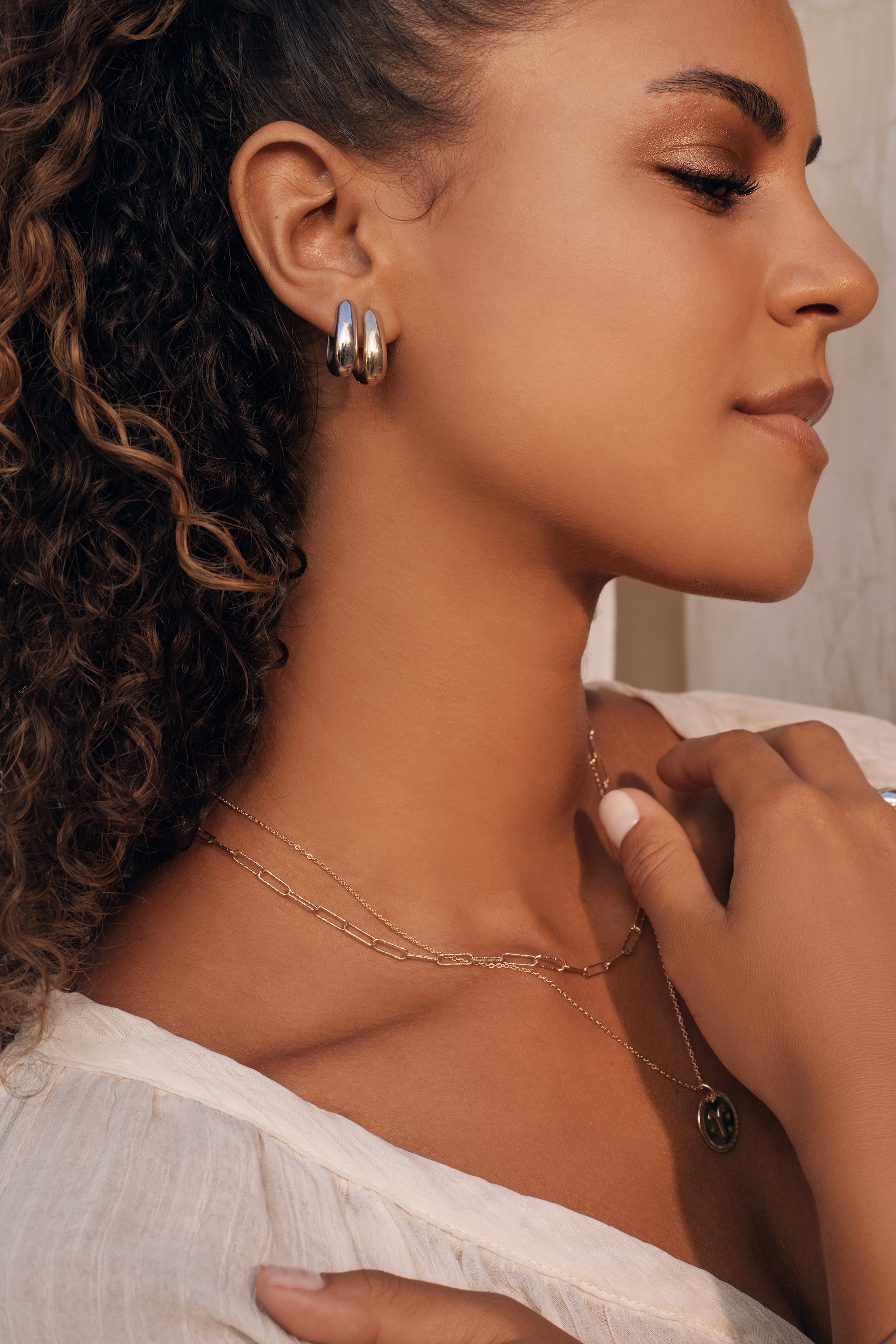Boucles d'oreilles Lorine créoles en argent - Bijou porté