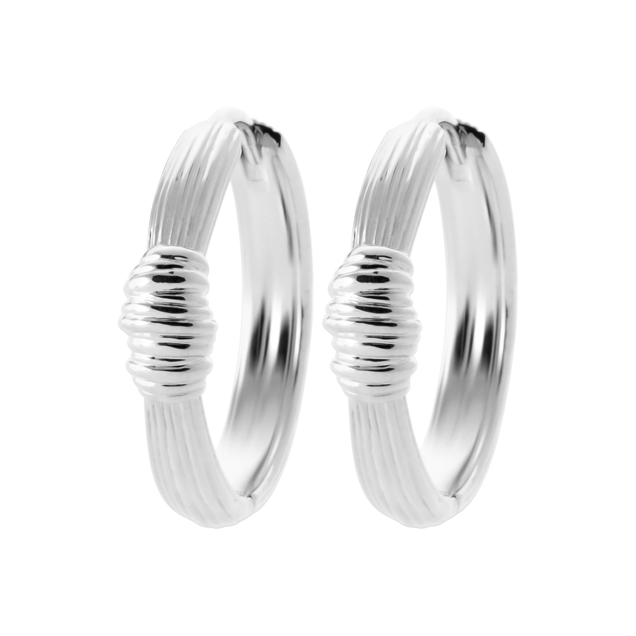 Créoles en argent texturées Mareva - Bijou sur fond blanc